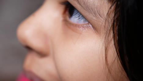 detalle de la fotografía del ojo de una niña asiática