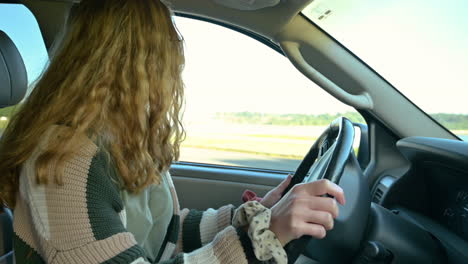 jovencita apoyándose en un auto de respaldo para la educación vial