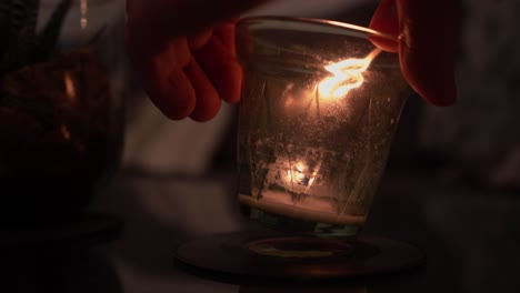 primer plano: mano caucásica tenue con velas encendidas de cerillas encendidas