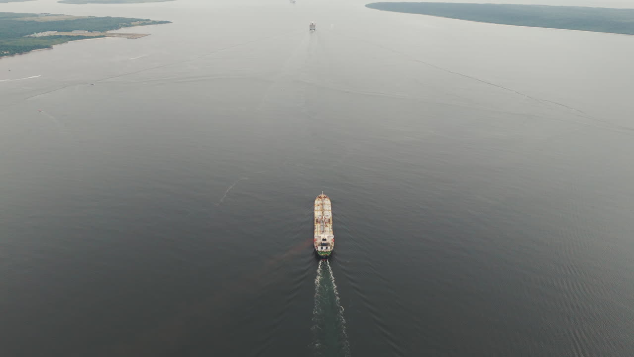 브라질 파라나주 파라나구아 만에서 큰 석유 커가 항해하고 있다.