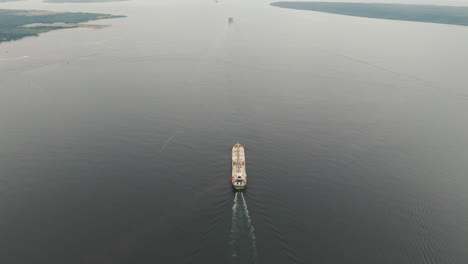 Un-Gran-Petrolero-Navega-En-La-Bahía-De-Paranaguá,-Estado-De-Paraná,-Brasil.