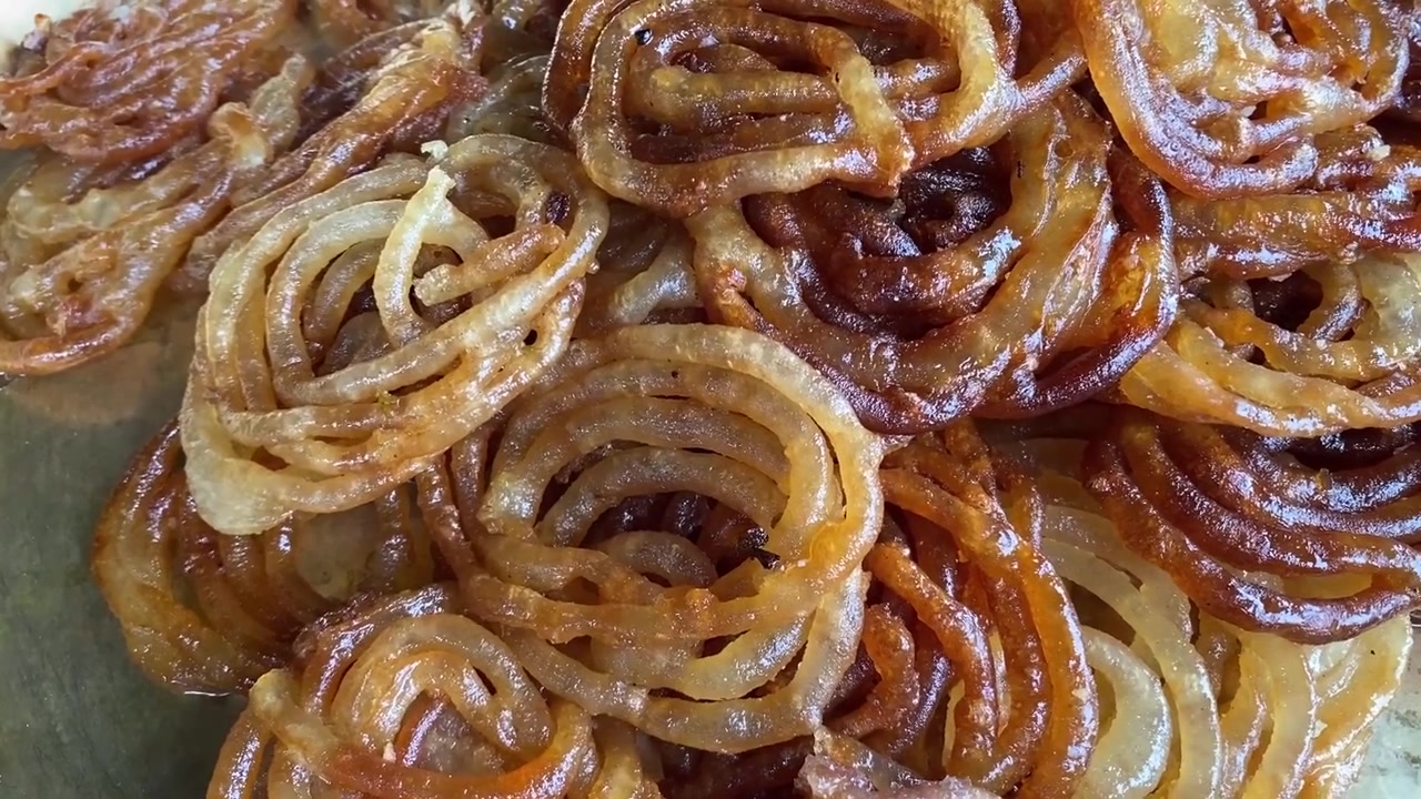 Doce indiano Jalebi ou imarti vendido em uma vila em Jharkhand