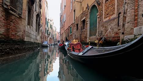 Superficie-De-Agua-De-ángulo-Bajo-Pov-De-Góndola-Flotando-En-El-Canal-Veneciano,-Venecia-En-Italia