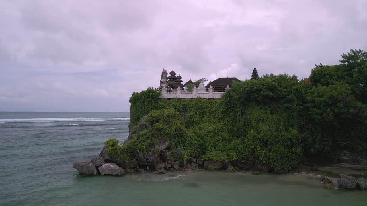 gran templo hindú uluwata sobre el mar azul salvaje