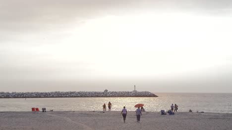 Goldene-Stunde-Leute-Gehen-Am-Venedigstrand-Von-Los-Angeles,-Usa