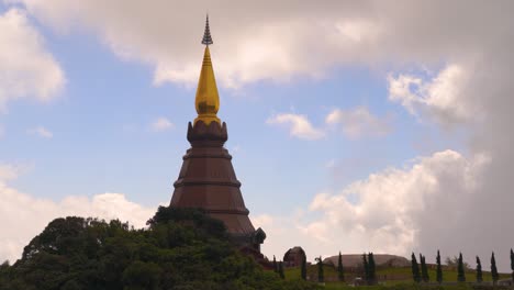famosa pagoda en el parque nacional doi inthanon en tailandia contra el cielo nublado