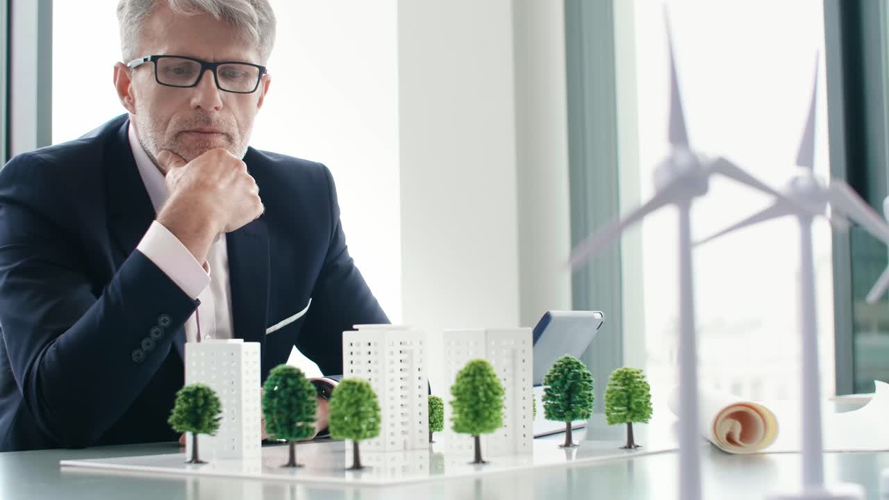 empresario centrado en la búsqueda de nuevas soluciones