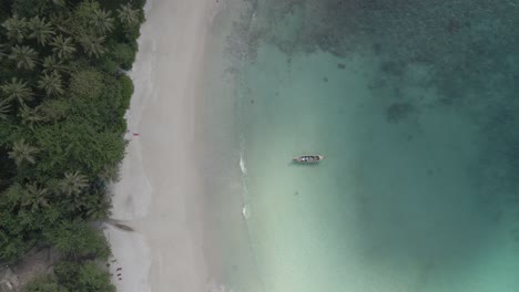 Vogelperspektive-Auf-Freedom-Beach-In-Thailand-Mit-Crusing-Boot