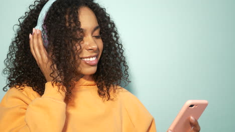 mujer escuchando música y usando el teléfono