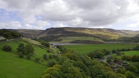 Drohnen-Videoaufnahmen-Aus-Der-Luft-Des-Atemberaubenden-Dovestone-Reservoirs-Und-Der-Landschaft-Von-Yorkshire