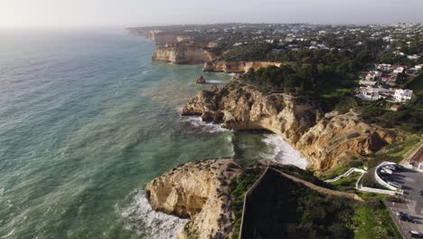 Dramatic-rocky-coastline-in-Carvoeiro,-Portugal