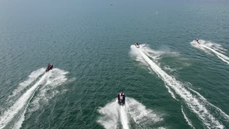 Jet-Ski-Sea-Doo-Corriendo-Rápido-En-La-Superficie-Del-Agua-Del-Lago,-Vista-Aérea-De-Drones