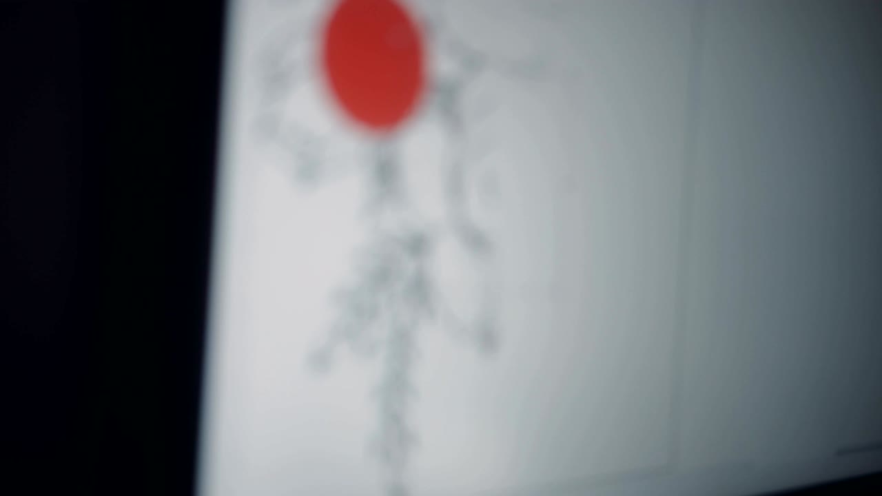 문신 아티스트가 디자인을 위해 컴퓨터 소프트웨어를 사용하고 있습니다.