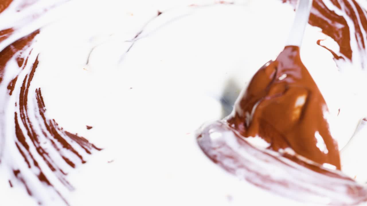 leche y chocolate se mezclan en una mezcla suave