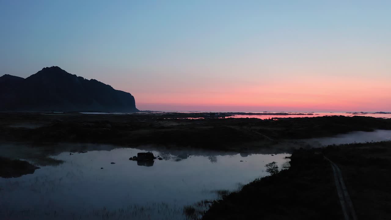 Luftfoto af Lofotens landskab i Norge under solnedgangens blå time