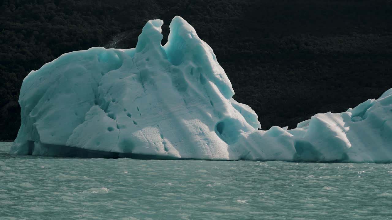 iceberg en el lago glacial argentino en el parque nacional de los glaciares