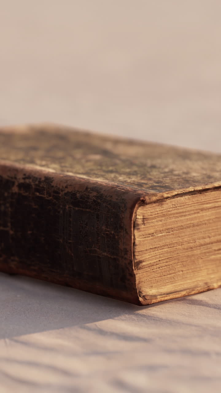 libro viejo en la mesa