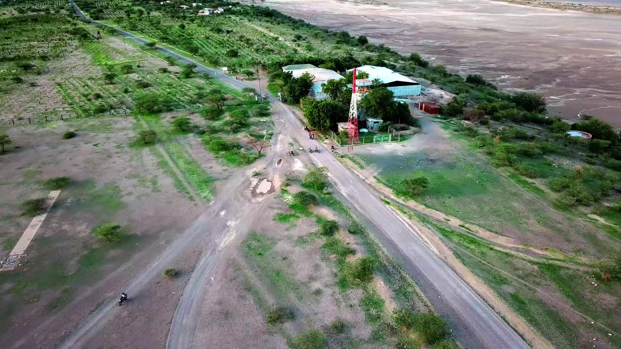 entorno remoto y natural en las vastas llanuras cerca de la fábrica de acero tata en el lago magadi, kenia, áfrica