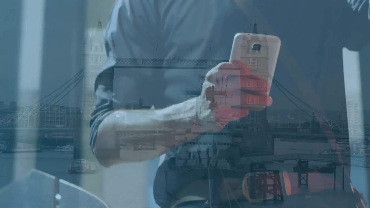 스마트폰과 도시 풍경을 사용하는 사람