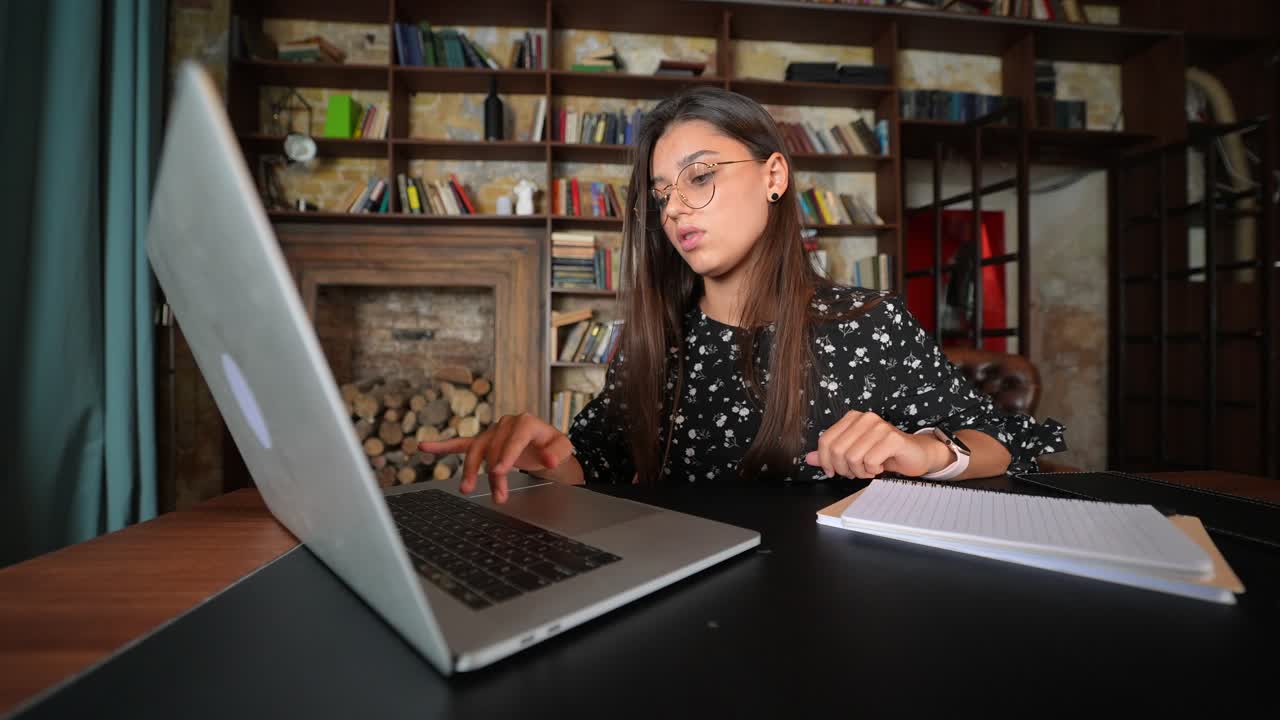 mujer trabajando en una computadora portátil en un entorno acogedor