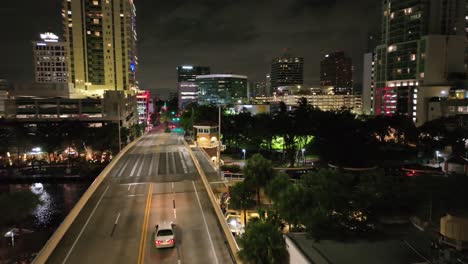 Centro-De-La-Ciudad-En-Fort-Lauderdale,-Florida-Iluminación-Por-La-Noche