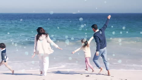 Puntos-De-Luz-Blanca-En-Movimiento-Con-La-Familia-En-La-Playa