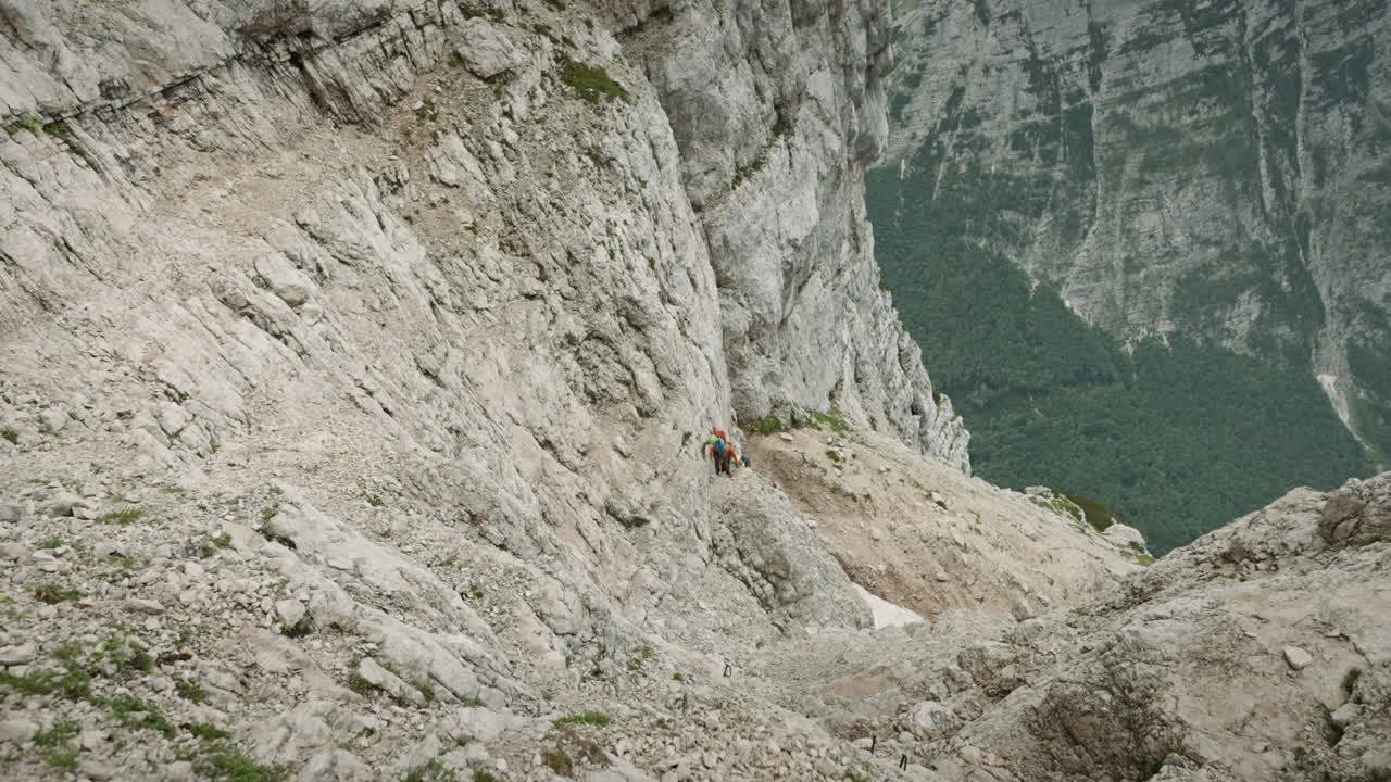 excursionistas escalando hacia la cima de una montaña