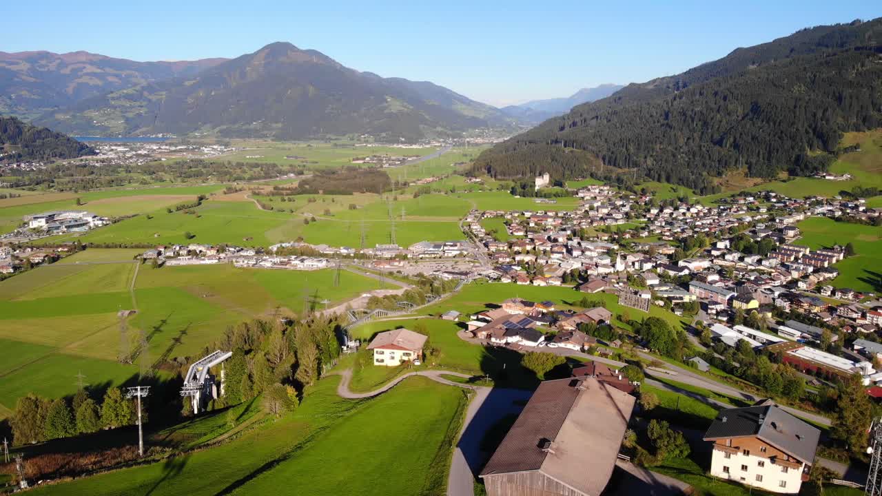 pueblo encantador y vista panorámica de kaprun en salzburgo austria - toma aérea
