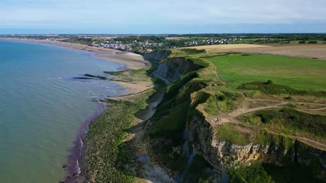 suave hacia el movimiento aéreo sobre el arromanches-les-bains hermosa costa, francia