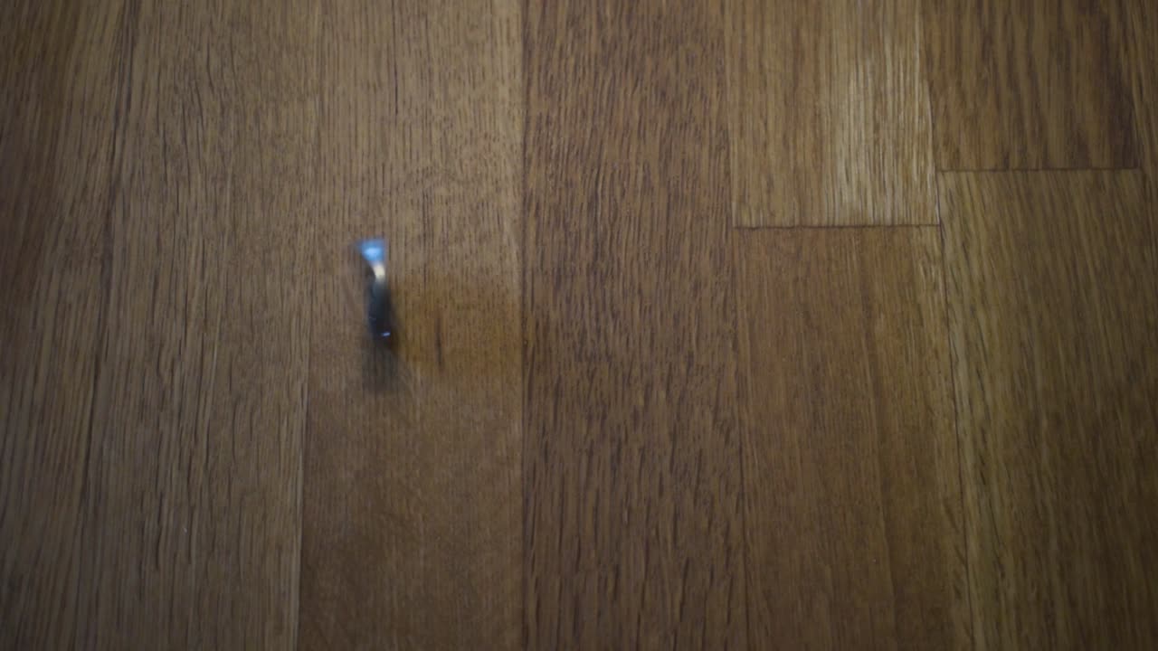 вращающаяся монета на деревянном столе-6