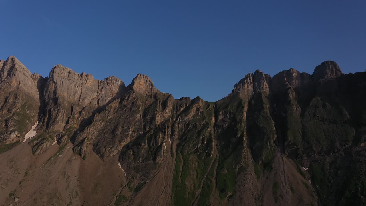 hermosa cordillera con colores de amanecer en los alpes
