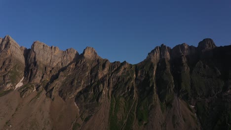 Beautiful-mountain-range-with-sunrise-colors-in-the-Alps