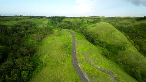 Transporte-Balinés,-Paisaje-Verde,-Ubicación-Tropical-Paradisíaca,-Aéreo