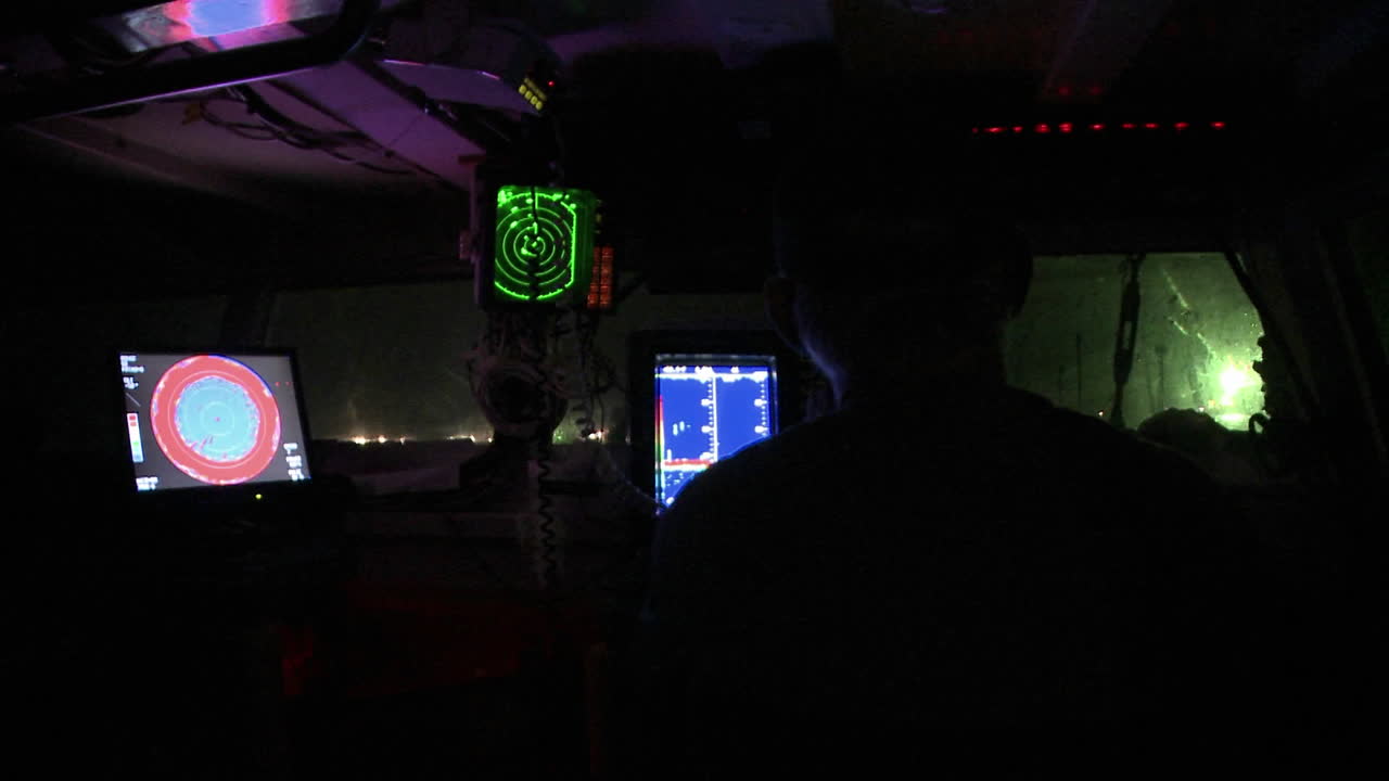 남자들은 보트의 통제실에서 일한다