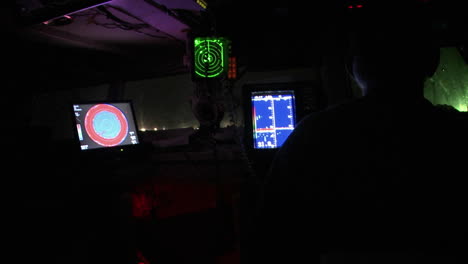 los hombres trabajan en la sala de control de un barco