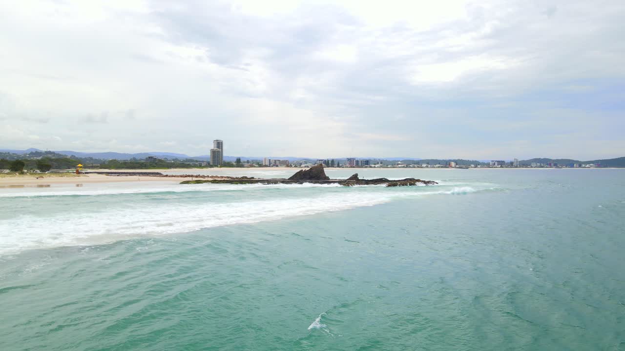 currumbin 해변의 모래사장에 오는 거품이 이는 하얀 파도 - 호주 qld, currumbin에서 covid-19 동안 해변의 장면