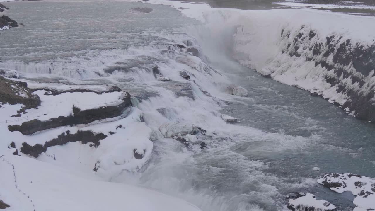 gullfoss 폭포 협곡의 정적이고 넓은 샷, 어둡고 흐리고 눈이 내리는 가을날, 아이슬란드 남부 해안