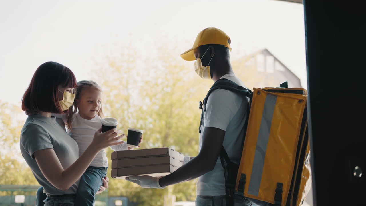 familia que recibe entrega de alimentos durante la pandemia de covid-19