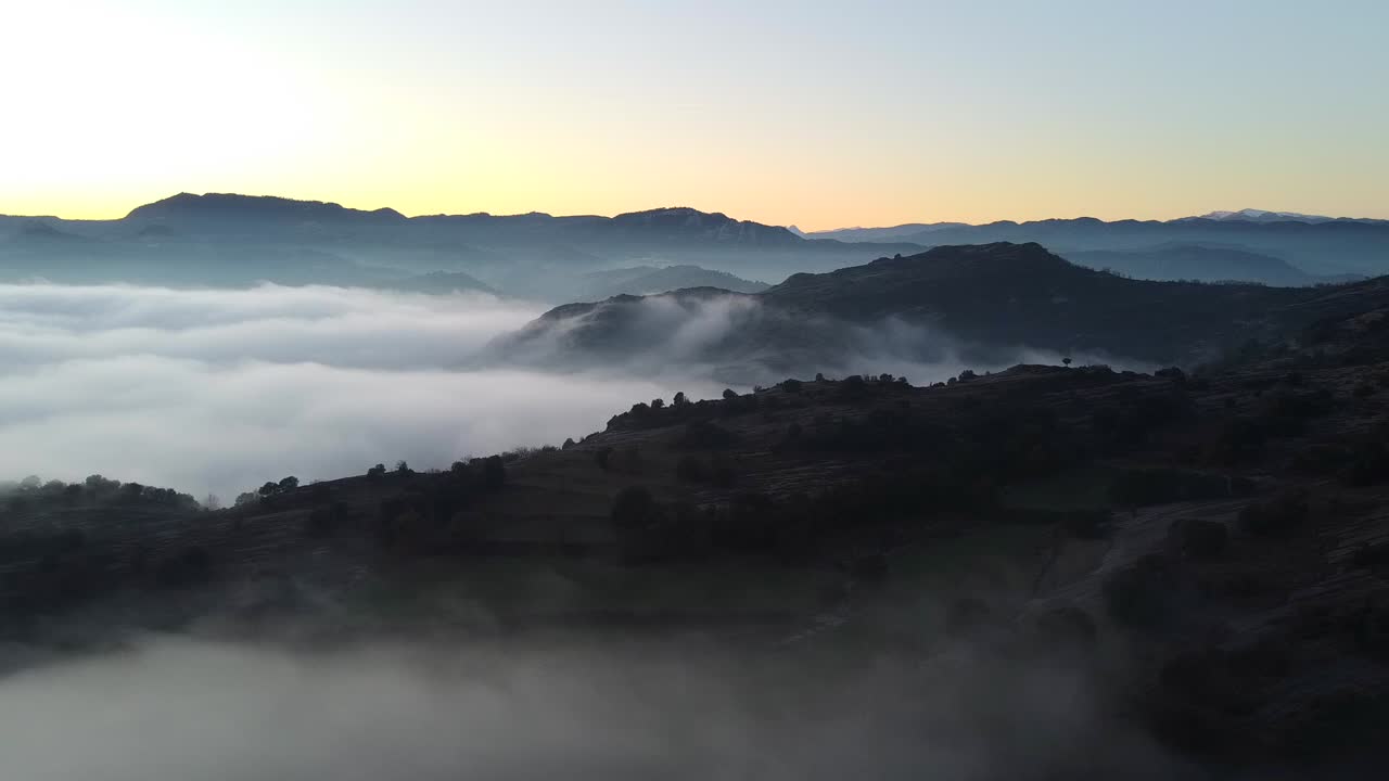 안개가 자욱한 산 위로 일출