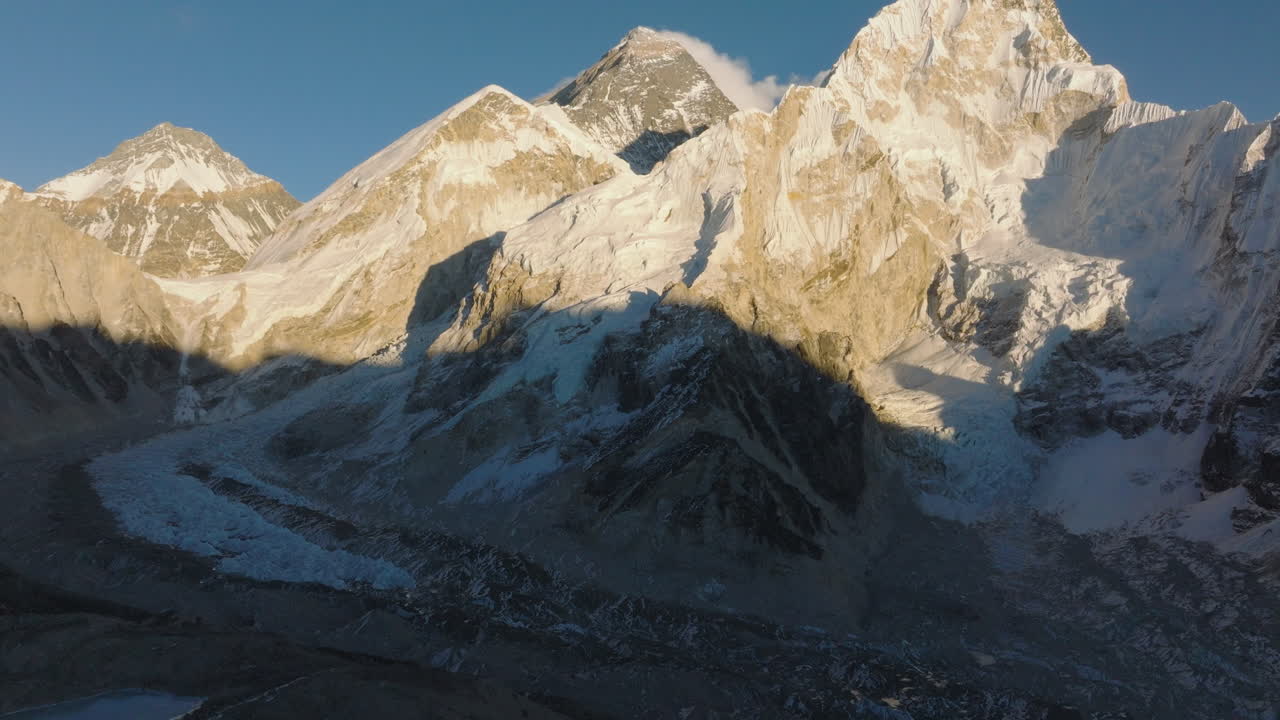 Luftfoto fra Kala Patthar, der afslører Mount Everest, Lhotse, Nuptse og Pumori-toppene med Khumbu-gletsjeren under solnedgang i Sagarmatha-regionen, Himalaya, Nepal