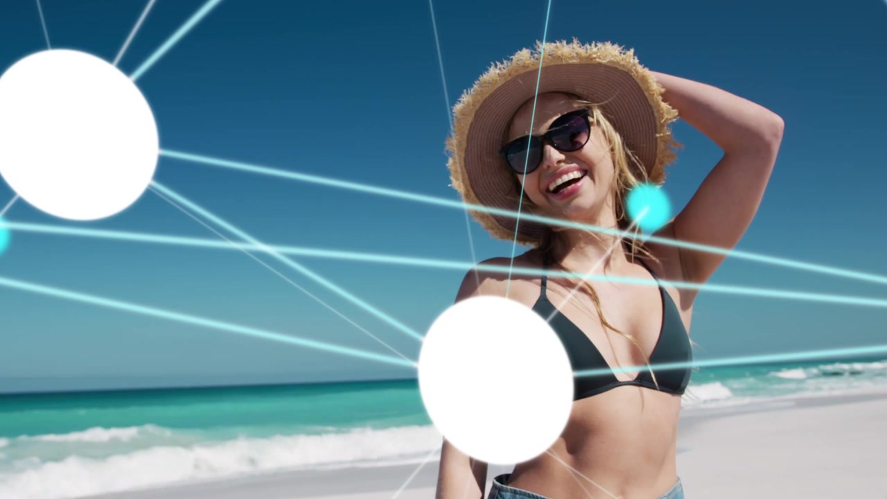 Donna Sorridente su una Spiaggia Assolata con Sovrapposizione di Rete Digitale.