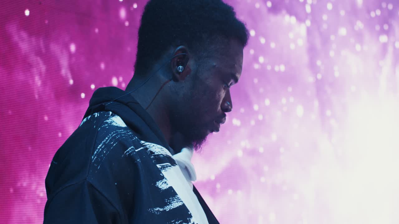 무대에서 베이스 연주자