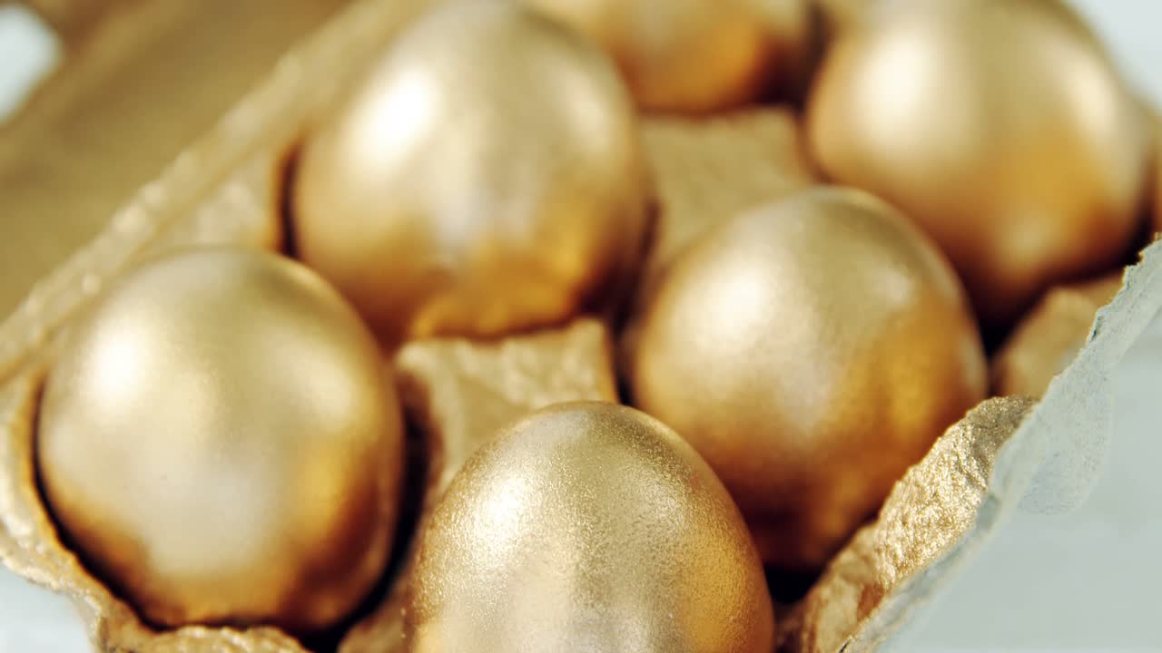 Primer plano de huevos de Pascua dorados en huevera