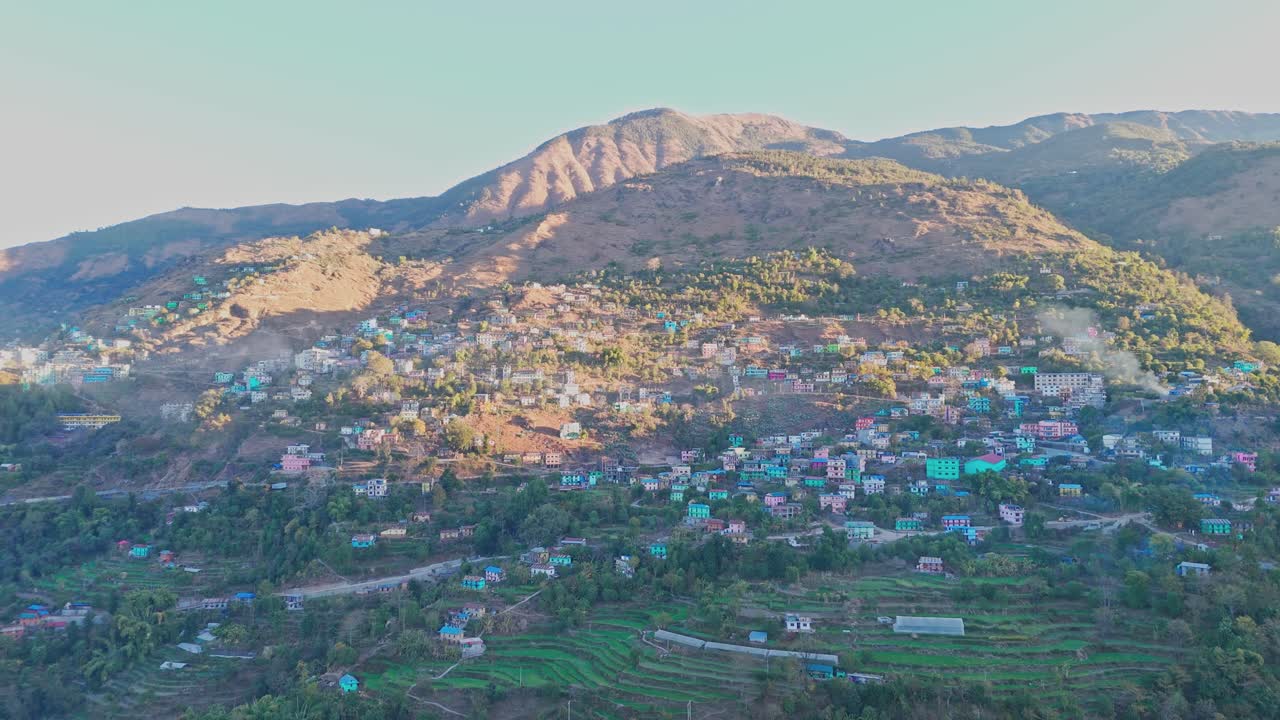 Toàn cảnh từ trên không của một ngôi làng Jajarkot cho thấy những ngôi nhà nông thôn rải rác trên các ngọn đồi và thung lũng. Khung cảnh này phản ánh cuộc sống truyền thống, địa lý vùng sâu vùng xa và vẻ đẹp tự nhiên của miền tây Nepal.