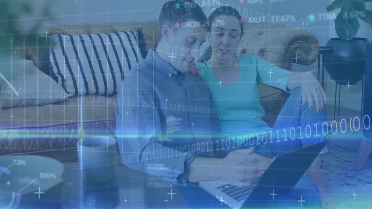 codificación binaria y procesamiento de datos animación sobre pareja usando portátil en el sofá