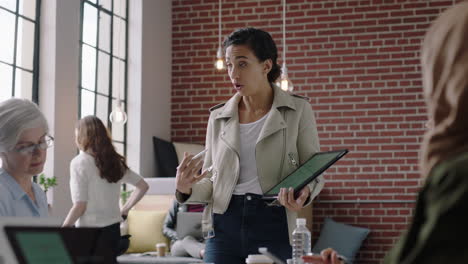 personas de negocios se reúnen lluvia de ideas líder de equipo hispano mujer compartiendo ideas creativas para el proyecto de inicio presentando estrategia utilizando computadoras tablet capacitación de colegas en la presentación de oficina moderna