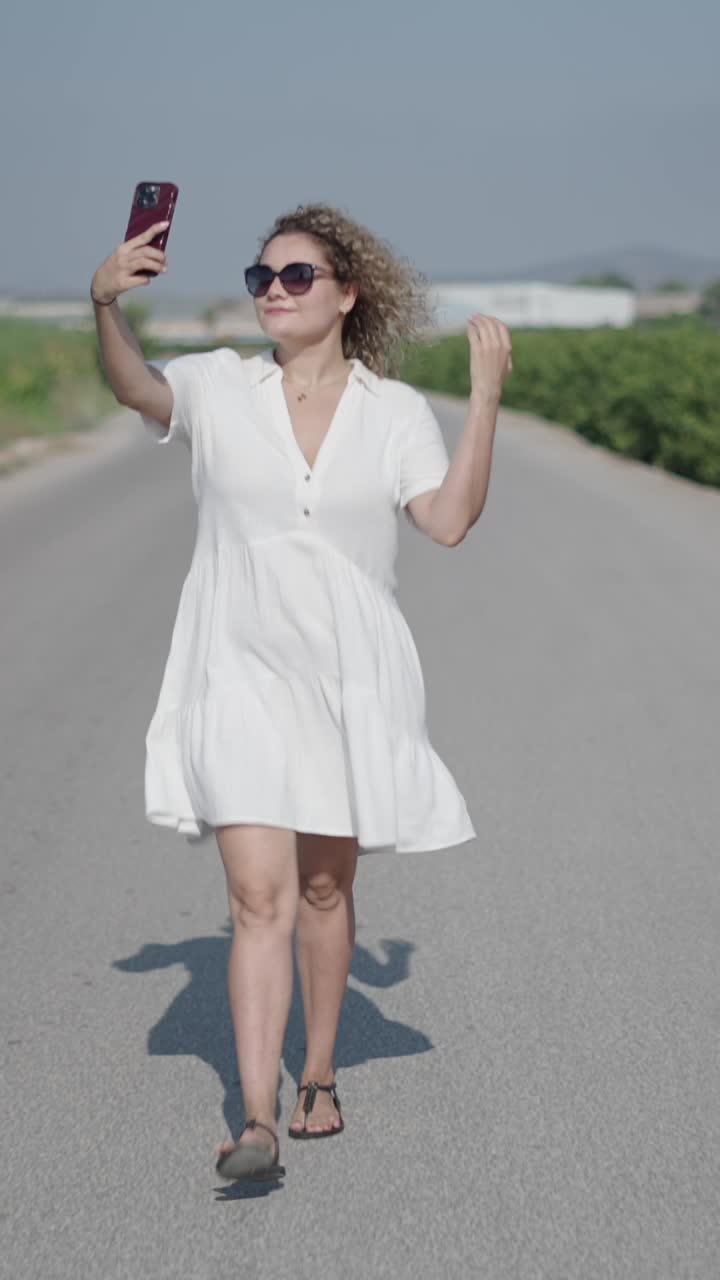 Donna che si fa un selfie su una strada