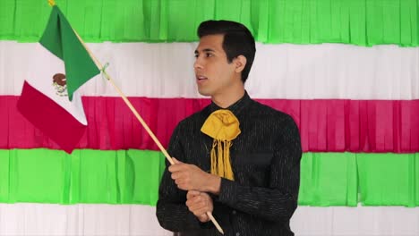 guapo modelo latino ondeando la bandera de méxico