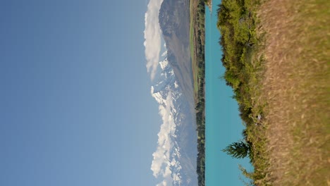 Ruhige-Mount-Cook-Landschaft-Mit-Dem-Ufer-Des-Pukaki-Sees-Im-Vordergrund