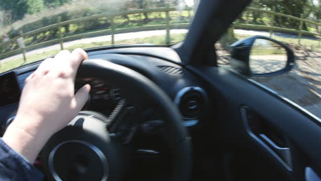 punto de vista de conducir un coche, dando marcha atrás desde el lugar de estacionamiento